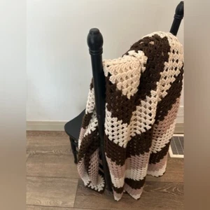 Handmade Granny Chunky Knit Blanket Cream Brown Stripes Square Pattern Large 5’ - Bild 1 von 4