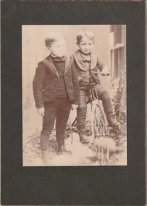 ANTIKES FOTO AUF KARTON: SÜSSE JUNGE JUNGEN MIT DREIRAD - Bild 1 von 2