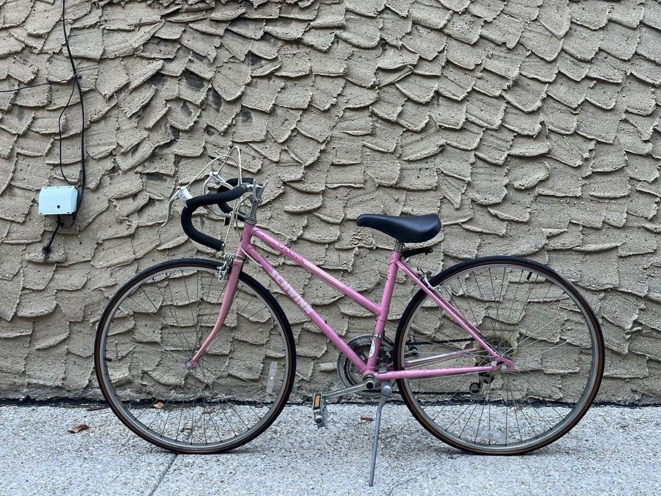 Женский велосипед Schwinn 27 дюймов 10-скоростной Caliente Розовый Велосипед - Изображение 1 из 4