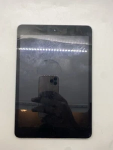 Apple iPad A1432 Tablet LOCKED - SPARES AND REPAIRS Turns On - Picture 1 of 24