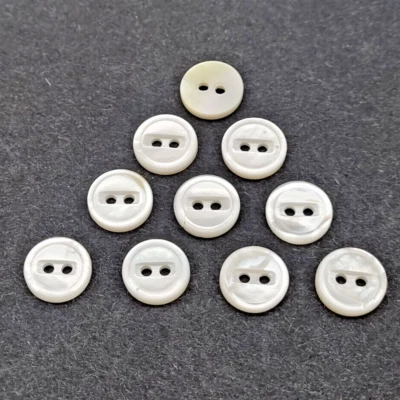 10 weiße 2-Loch Perlmutt Knöpfe 11 mm Fadenrille / Mother-of-Pearl Button C38 - Bild 1 von 4