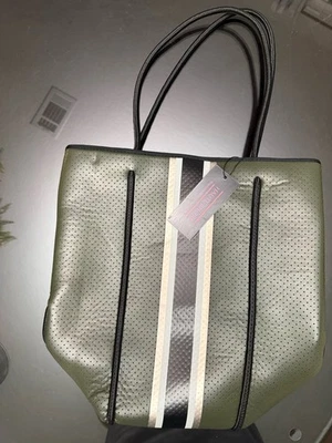 Bolso de Mano Haute Shore Greyson Envy/Verde Oliva Nuevo con Etiquetas 15x15 Correas para los Hombros Foto 1 de 4