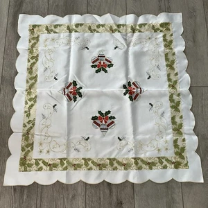 Mantel cuadrado de Navidad. 32,5” x 32”. Vintage. Bordado. Excelente estado. - Imagen 1 de 6