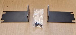 Orejas de montaje en rack y 8 tornillos Cisco para conmutadores de 16 puertos SG110 - Imagen 1 de 2