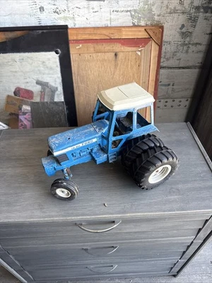 Tractor Ford TW-20 con doble cabina y ancho delantero fundido a presión ERTL 1/12 818-819 Foto 1 de 4