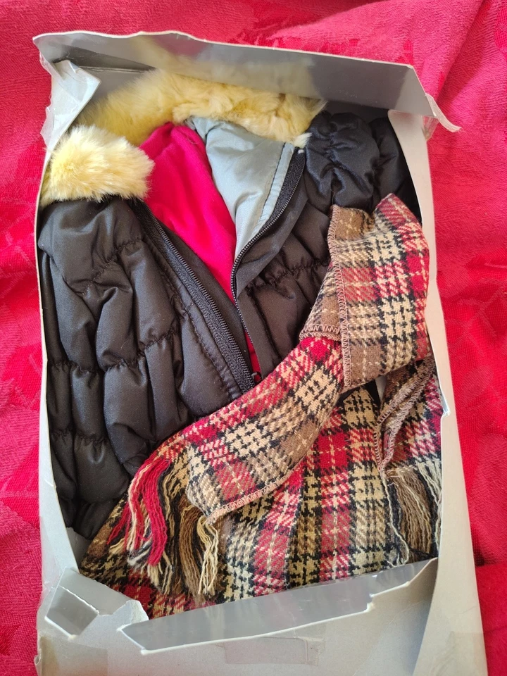 Conjunto de muñeca americana chaqueta negra con piel y bufanda a cuadros Foto 1 de 2