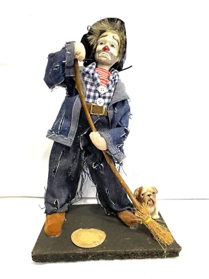 Винтажная фарфоровая кукла-клоун хобо 12 дюймов с метлой и маленькой собакой с рваной одеждой - Изображение 1 из 4