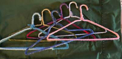 Lote de 6 perchas de alambre vintage cubiertas de ganchillo a mano multicolor Foto 1 de 4