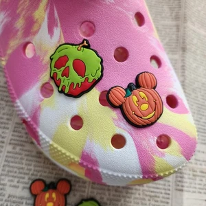 2 piezas Dijes para zapatos de calabaza venenosa de manzana y Mickey, decoraciones para zapatos - Imagen 1 de 3