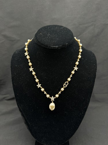 Collana Christian Dior con Ciondolo Ape su Finta Perla