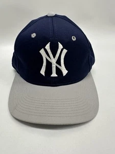 De colección Años 90 New York Yankees Sol Desteñido Envejecido Snap Back Sombrero Azul Marino/Gris - Imagen 1 de 7