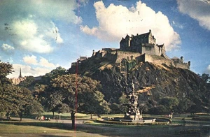 Castello di Edimburgo che guarda i Princes Street Gardens Scozia 1964 Cartolina - Foto 1 di 2