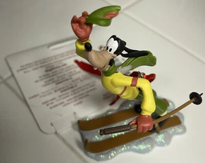 Disney Store 2019 - Skizzenbuch Ornament, Goofy, The Art Of Skiing - Neu im Karton - mit Etikett - RAR - Bild 1 von 10