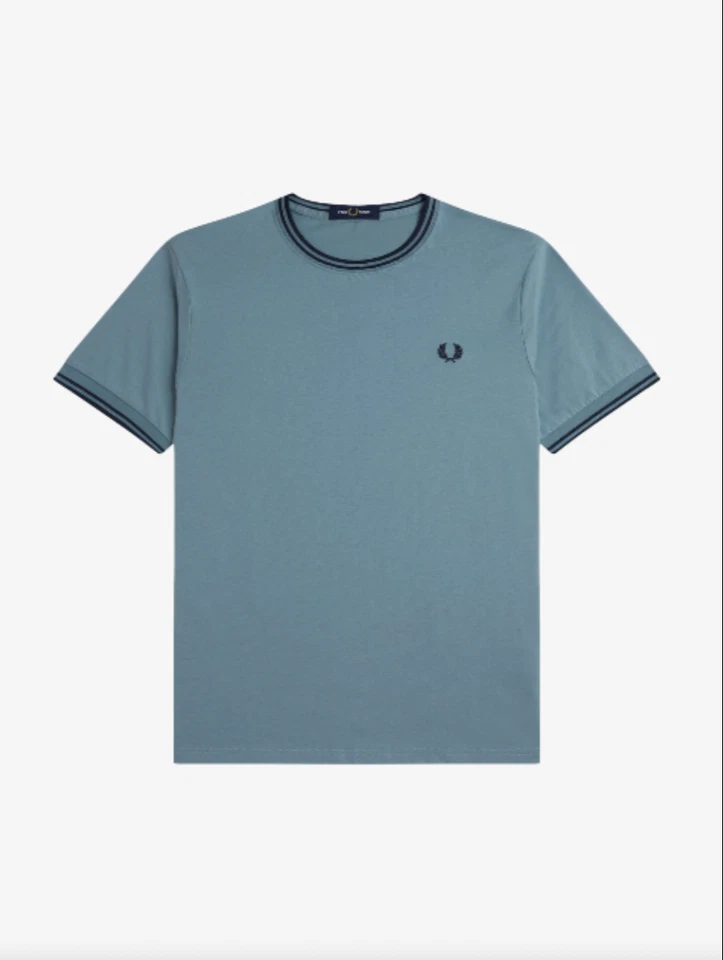 T-shirt/Stockport Fred Perry doppia punta blu - grande DHL NEXT DAY SRP £50,00 - Immagine 1 di 1