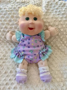 Cabbage Patch Kinder Puppe Baby Mädchen 2015 blond lockiges Büschelhaar grüne Augen CPK - Bild 1 von 7