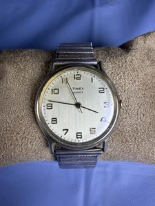 Vintage Timex M Cell goldfarbene Quarz Analog Herrenuhr läuft neue Batterie - Bild 1 von 12