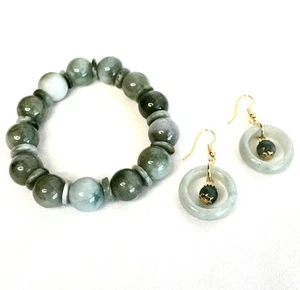 Set di orecchini a cerchio in giada naturale e bracciale in giada pendenti 1,75 - Foto 1 di 6