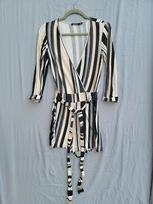 Romper curto feminino BOOHOO listrado preto bronzeado branco bolsos com cinto tamanho 4  - Imagem 1 de 4