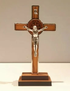 CROCIFISSO DA APPOGGIO DI SAN BENEDETTO IN LEGNO DI ULIVO E METALLO CM 13.5 X 7 - Imagen 1 de 2