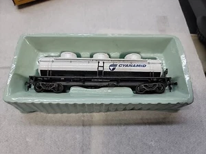 Bachmann HO Cyanamid 42' 3-Dome Tank Car (A. C.) 43-1001-39 / 0938 Trains Gauge - Picture 1 of 3