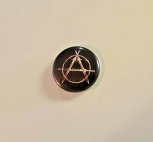 Jeringa ANARQUÍA Pinback Botón De Colección RARO 1981 Reino Unido Insignia Punk PROTESTA CND RARO - Imagen 1 de 3