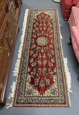 Alfombra de seda de pasillo roja de 2’ 6”x8’ 2” para corredor anudada a mano diseño detallado súper delgada Foto 1 de 4