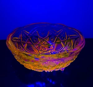 Glühende Glas Vintage Koralle McKee Glas 3-Fuß Schale TOLTEC Muster - Bild 1 von 8