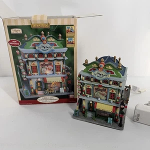 Lemax 2006 Caddington "Kringle's Toy Shop" beleuchtetes Keramikgebäude #65395 LESEN - Bild 1 von 7