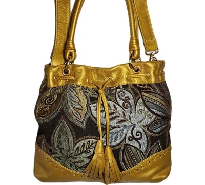 ISABELLA FIORE BANDOLERA VINTAGE ORO Y2K TAPIZ BORLAS CORDÓN PRECIO DE VENTA SUGERIDO POR EL FABRICANTE $495 Foto 1 de 4