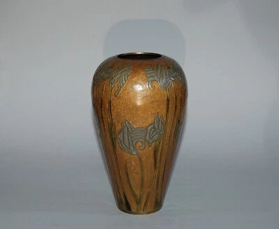 Heishi-shaped flower vase, irises, lacquer on bronze imitating cloisonne, Japan - Image 1 of 4