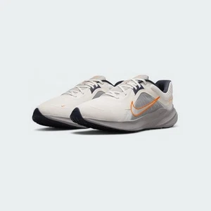 Nike Quest 5 Herren Sportschuhe Größe UK 12 "Sail/Orange/Blau" Neu ohne Deckelkarton - Bild 1 von 7