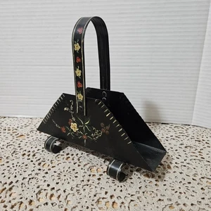 Cesta porta servilletas/cartas de metal pintada a mano Toleware vintage con mango - Imagen 1 de 9