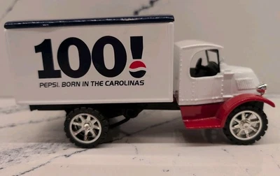 Pepsi-Cola 100 Aniversario 1935 Mack Camión de Carga Ertl Diecast Coin Bank 1998 Foto 1 de 4