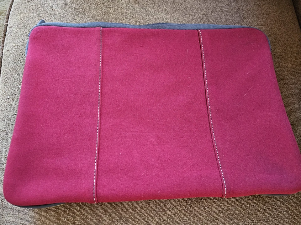 Targus 15.6" Red Maroon Neoprene Zipper Closure Computer Sleeve Carry Case - Image 1 of 4