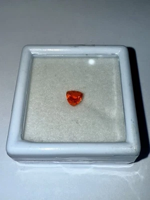 Piedra preciosa suelta de ópalo de fuego naranja de 0,52 quilates de corte billón Foto 1 de 2