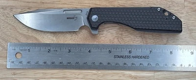 #274/600 Boker+ JB Stout Commander CC exclusivo con hoyuelos de fibra de carbono Foto 1 de 4