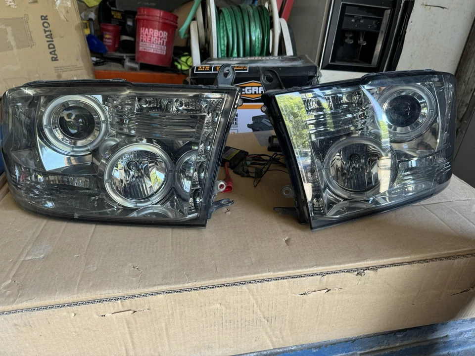 Faros Ram Custom 2009-2018, xenón, LED Foto 1 de 4