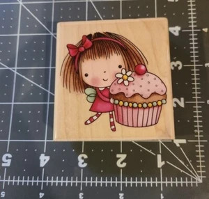 Sello de goma negro Penny. Niña "Sweet Thing" con GRAN Cupcake. B1 - Imagen 1 de 6