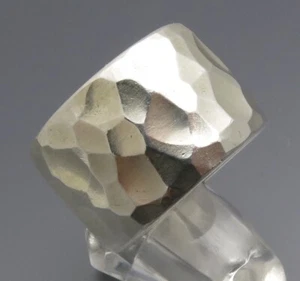 DISEÑO NEUMÁTICO - LLAMATIVO ANILLO MARTILLADO - ORFEBRERÍA PROPIA - PLATA FINA 999 - Imagen 1 de 5