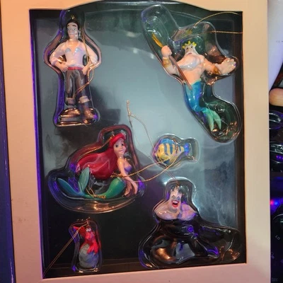 Juego de adornos de colección de cuentos de Disney La Sirenita Foto 1 de 4