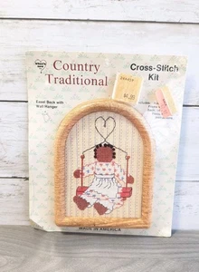 Country Traditional Kreuzstich Set 7210 Angela Swinging mit Holzrahmen - Bild 1 von 3