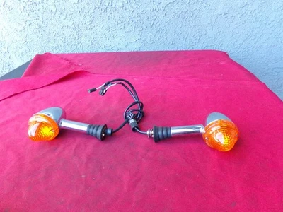 TRIUMPH BONNEVILLE REAR TURN SIGNALS LEFT & RIGHT T2700423 T2700424 OEM NICE Foto 1 de 3