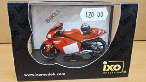 1:24 IXO YAMAHA YZR500 #7 CARLOS CHECA 2001 MOTORCYCLE BIKE RAB018 W/ HELMET - Picture 1 of 6