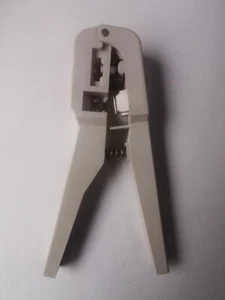 PINCE A SERTIR CÂBLE  RÉSEAU ETHERNET - Afbeelding 1 van 2
