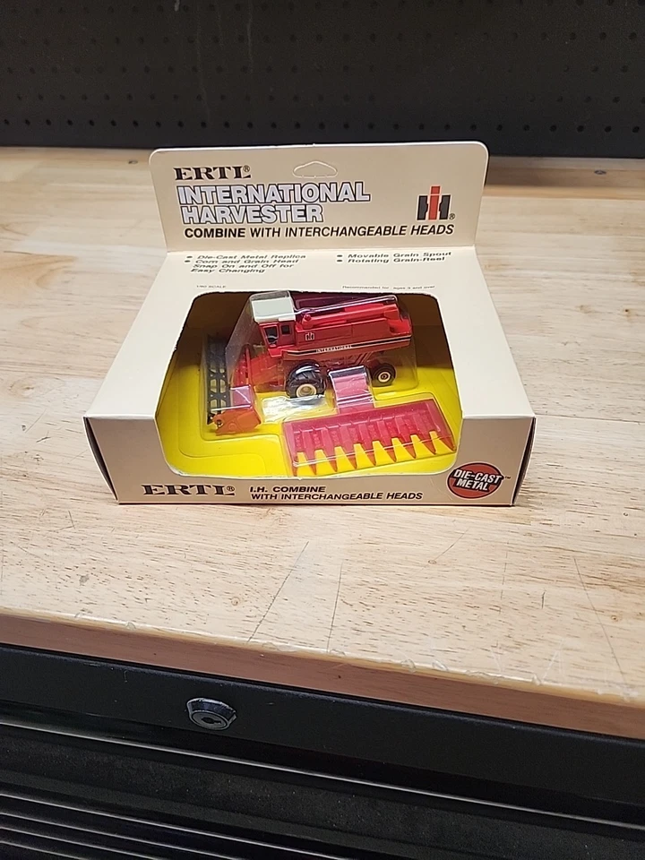 VINTAGE ERTL INTERNATIONAL HARVESTER COMBINE W/2 HEADS #408 - Image 1 of 1