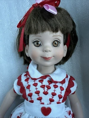 Boneca colecionadora Tonner Betsy McCall 14" vinil vestida cabelo morena olhos castanhos - Imagem 1 de 4