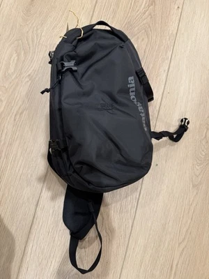 Bolso negro Patagonia Atom Sling 8L marca AWS de AWS Reinvent 2025 Foto 1 de 2