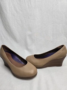 Crocs  A-Leigh Wedge Heel Pumps Women's Sz 6 Beige Closed Toe Leather Shoes - Picture 1 of 8