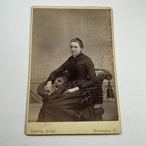 Tarjeta de gabinete Mujer Joven en Negro Vestido Sentada Bennington Vermont Retrato - Imagen 1 de 10