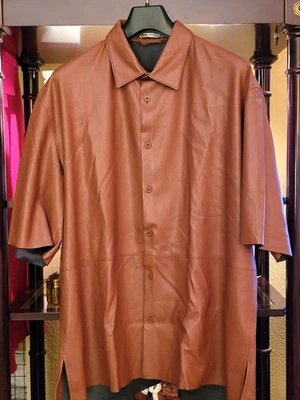 МУЖСКАЯ РУБАШКА ИЗ ИСКУССТВЕННОЙ КОЖИ БОЛЬШОГО РАЗМЕРА КОРИЧНЕВАЯ С КОРОТКИМ РУКАВОМ, XL (КАК ЕСТЬ) - Изображение 1 из 4